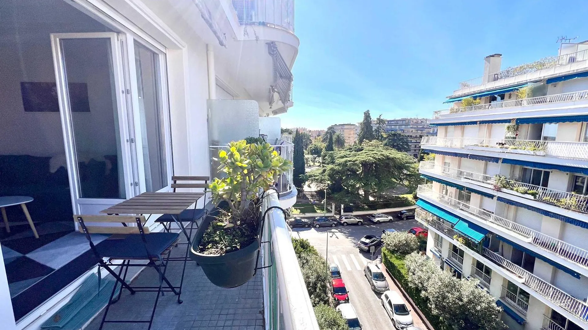 B030 Grand Studio Renove Spacieux Et Lumineux Le Cannet